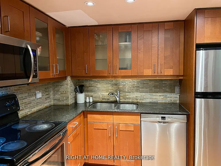65 Harbour Sq #1907 — Photo 8