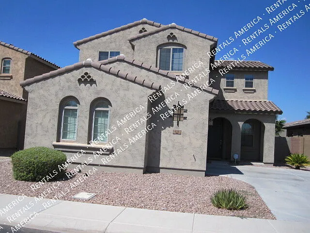 Beautifully Updated Chandler Home in Gated Nicholas Point Community — Photo 2