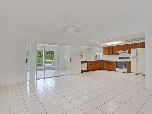 5th image of 2550 SE Marseille St