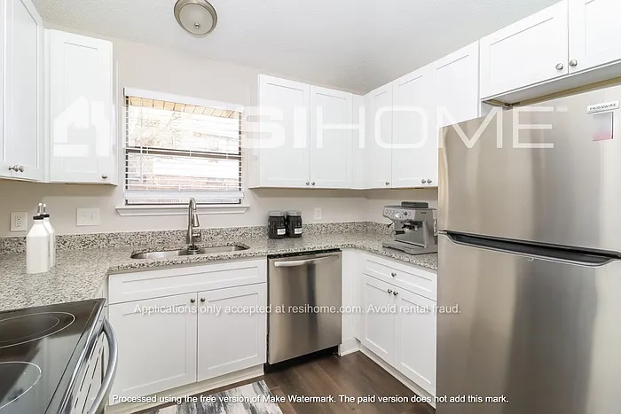 4404 Lakeview Dr — Photo 2