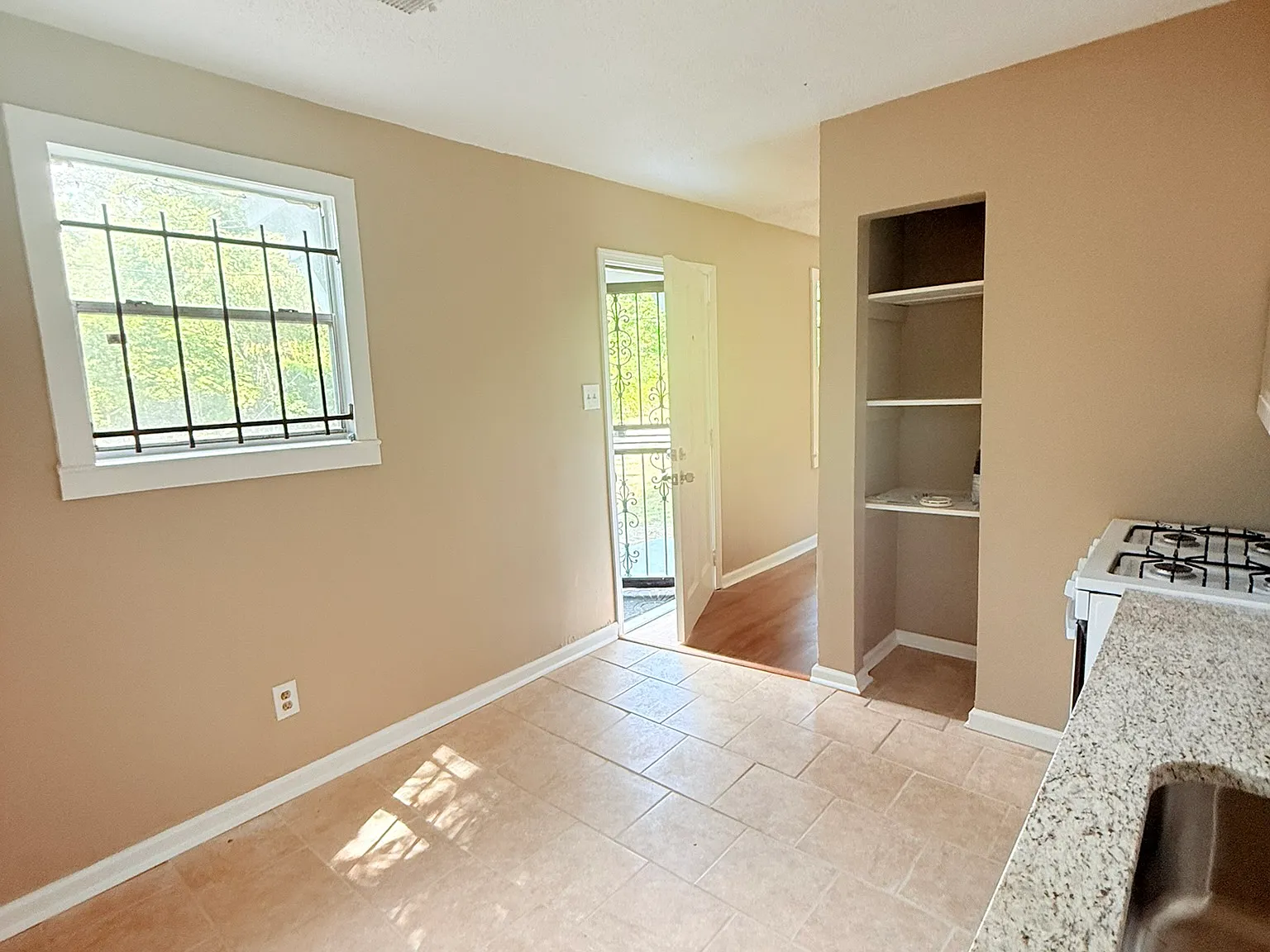 3 bed, 780 sqft, $1,000 — Photo 3