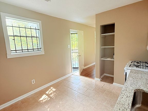 3rd image of 931 Calvin Rd