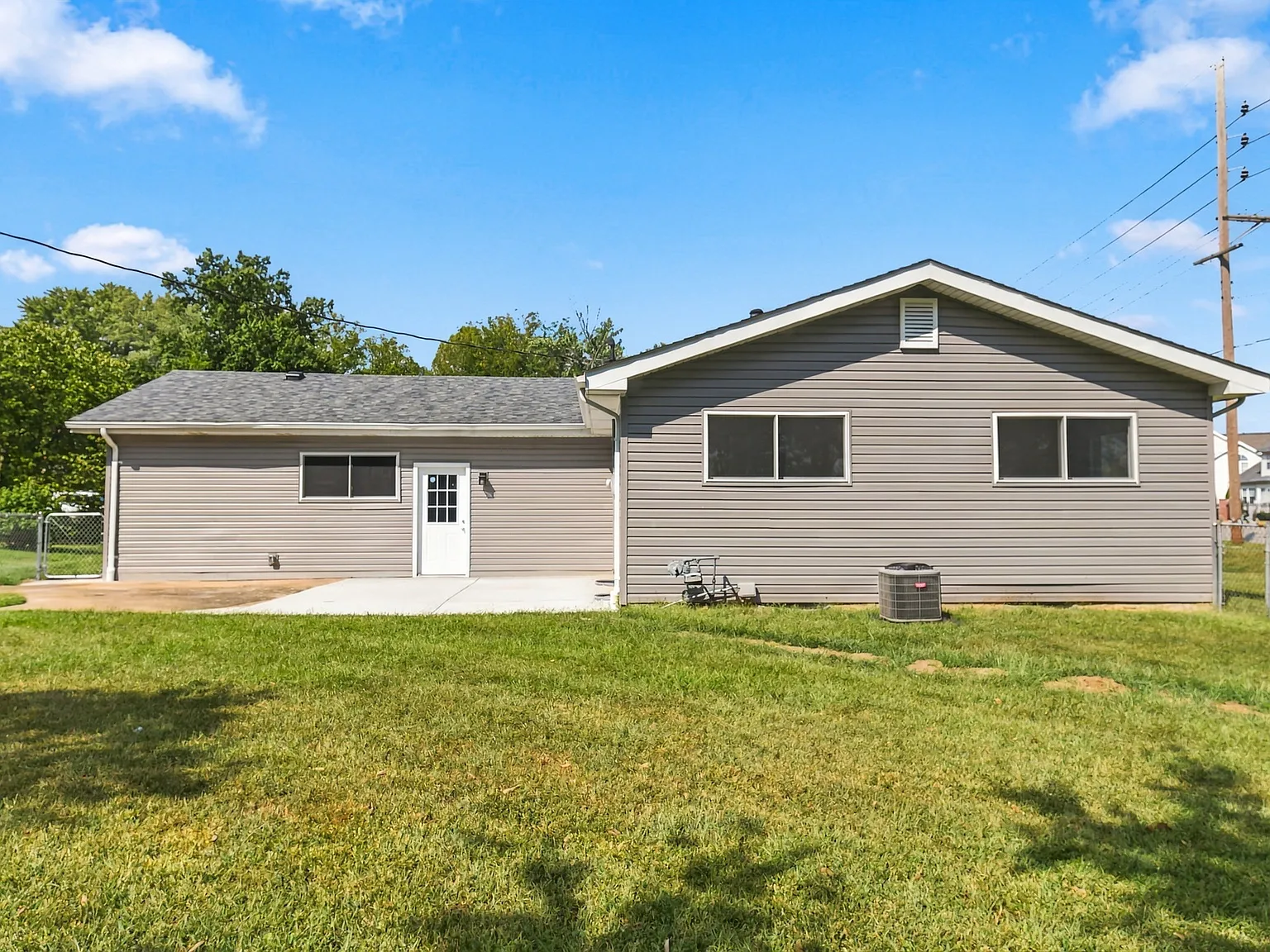 3 bed, 1.5 bath, 1128 sqft, $1,895 — Photo 2