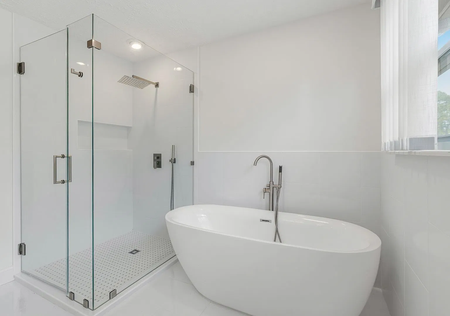 3 bed, 3.0 bath, 2256 sqft, $3,800 — Photo 4