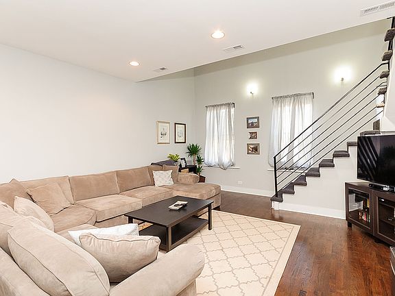 3rd image of 1033 N Paulina St APT 2F