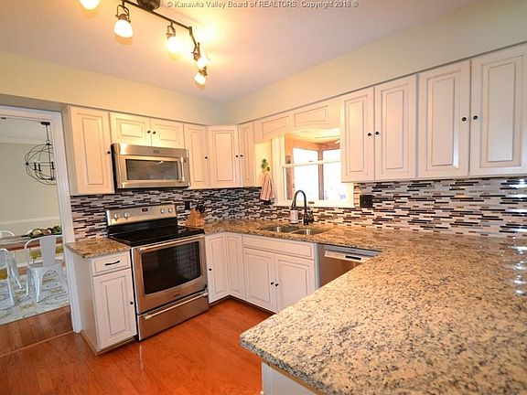5th image of 7 Lynn Pl