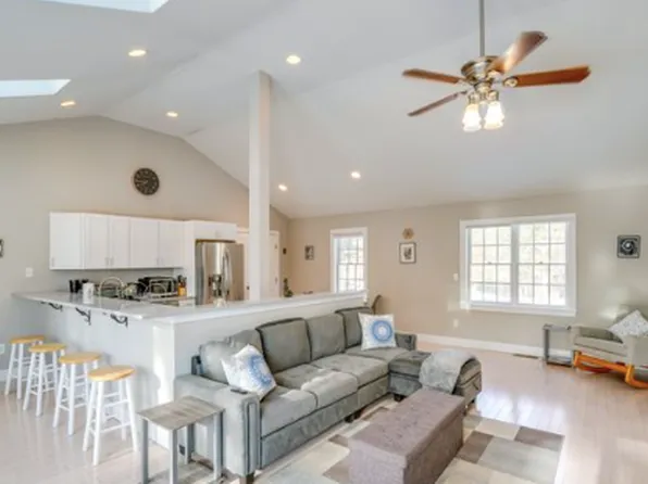 165 Stockbridge Rd, Lee, MA 01238