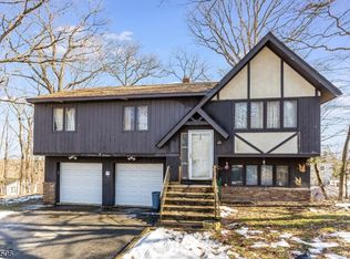 11 Indiana Trl, Hopatcong, NJ 07843