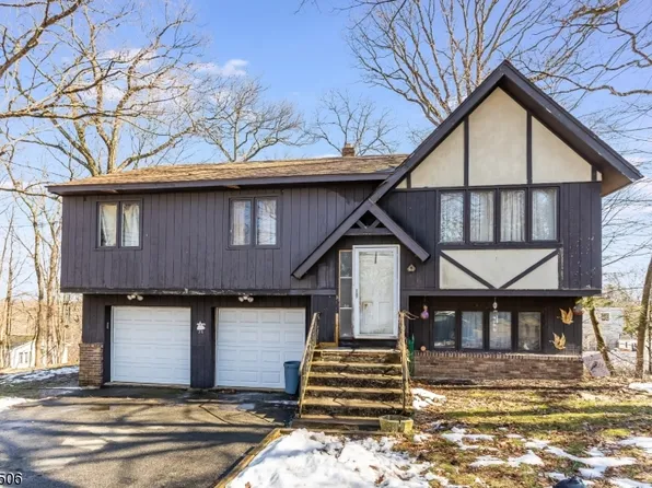 11 Indiana Trl, Hopatcong Boro, NJ 07843