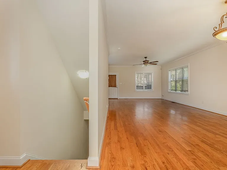 319 Woodvale Pl — Photo 5