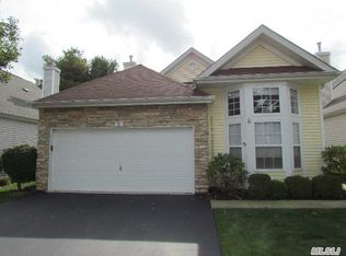 18 Plainview Ct, Ridge, NY 11961