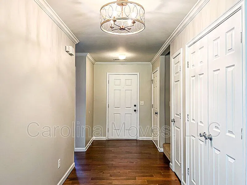 4 bed, 2.0 bath, 1852 sqft, $1,895 — Photo 2