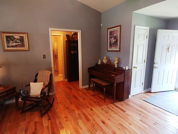 4th image of 1900 Ivy Ct