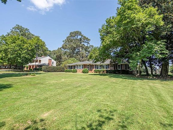 3rd image of 112 College Cir