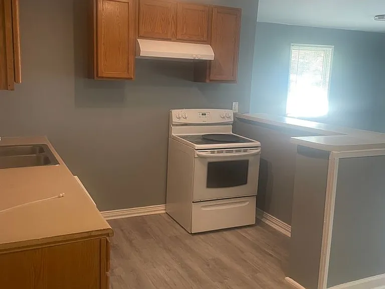 1700 Lewis Ave — Photo 6