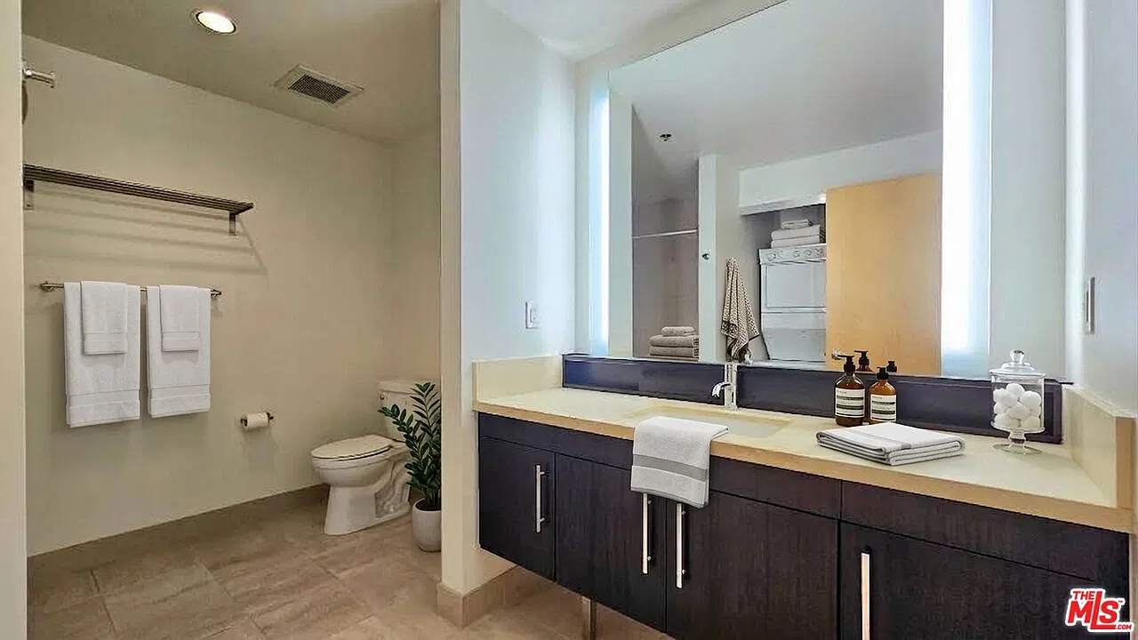 1100 S Hope St — Photo 3