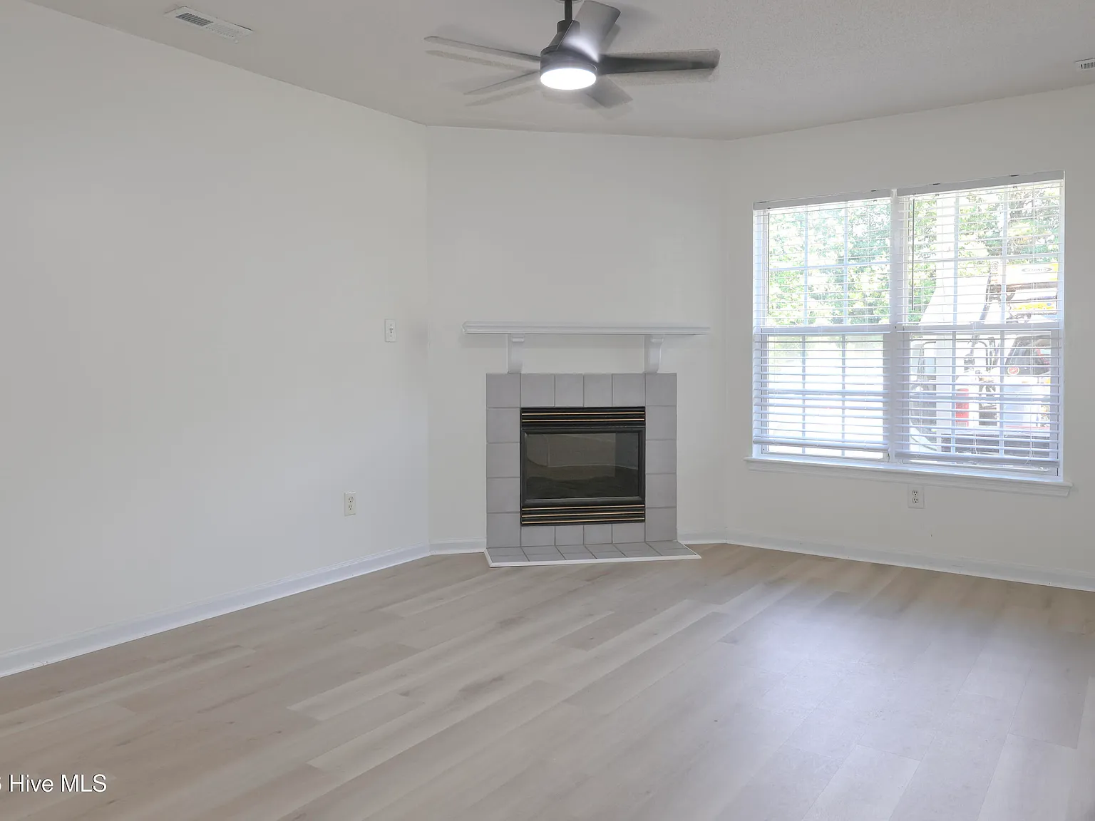 2 bed, 2.5 bath, 992 sqft, $1,300 — Photo 3