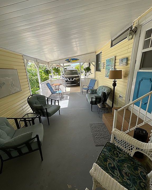 2nd image of 122 SE Paradise Pl