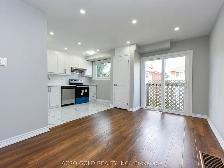 19 Hoskins Sq — Photo 6