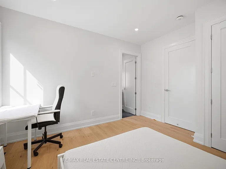2450 Rebecca St — Photo 35