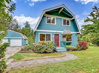 891 Park Ave NE, Bainbridge Island, WA 98110