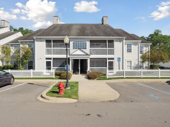 2710 S Knightsbridge Cir, Ann Arbor, MI 48105