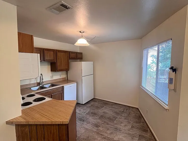 1628 Post Rd — Photo 5