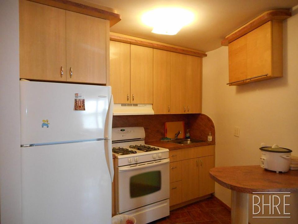 2nd image of 855 E 7th St APT 5T
