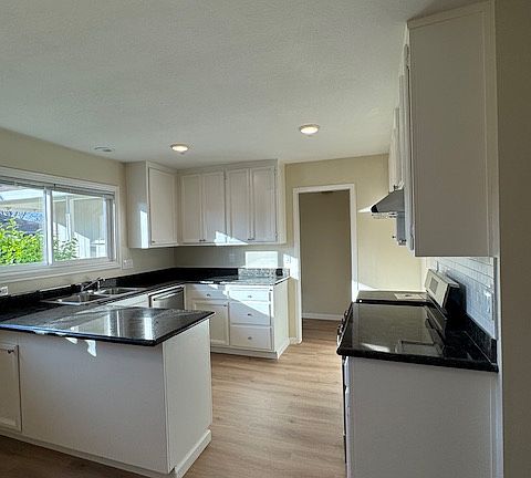 3rd image of 220 Vineyard Dr