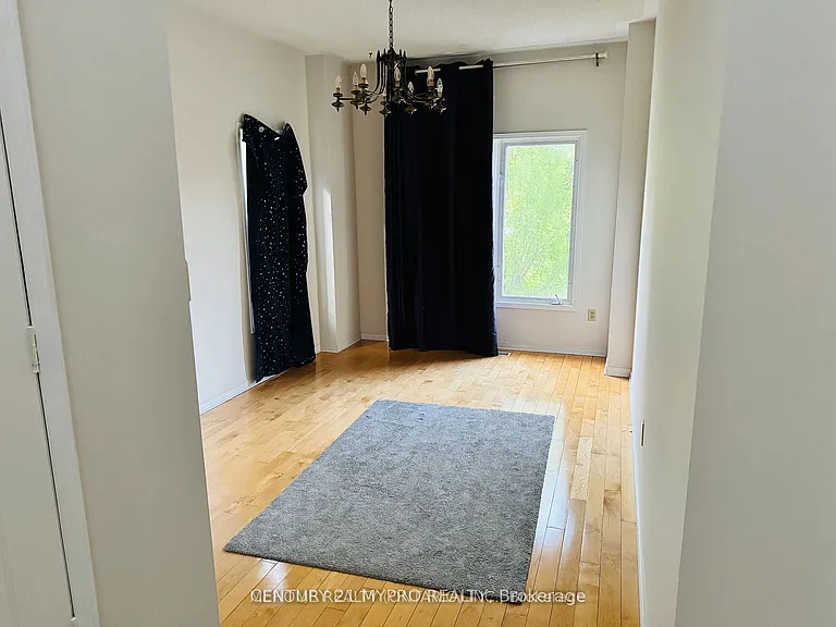 46 Cranleigh Dr — Photo 2