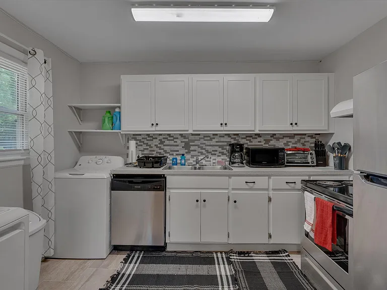 815 W Markham Ave #B — Photo 11