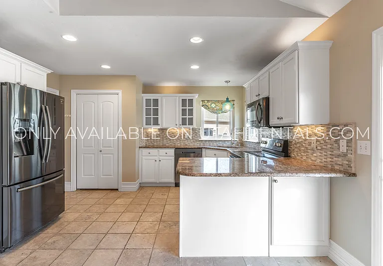 1595 S 50 W — Photo 10