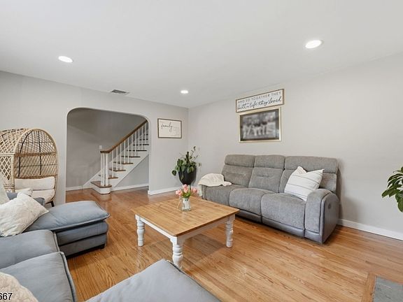5th image of 118 Wortendyke Ave