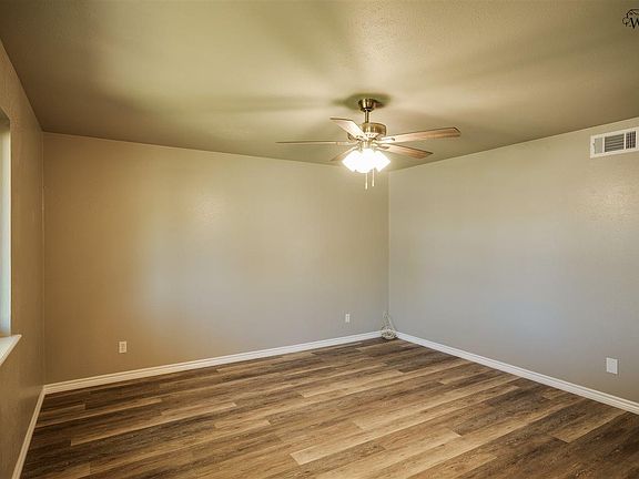 4th image of 210 Glasgow Dr