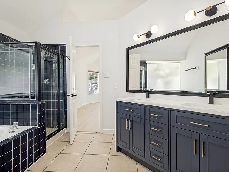 2112 Carriage Hl — Photo 8