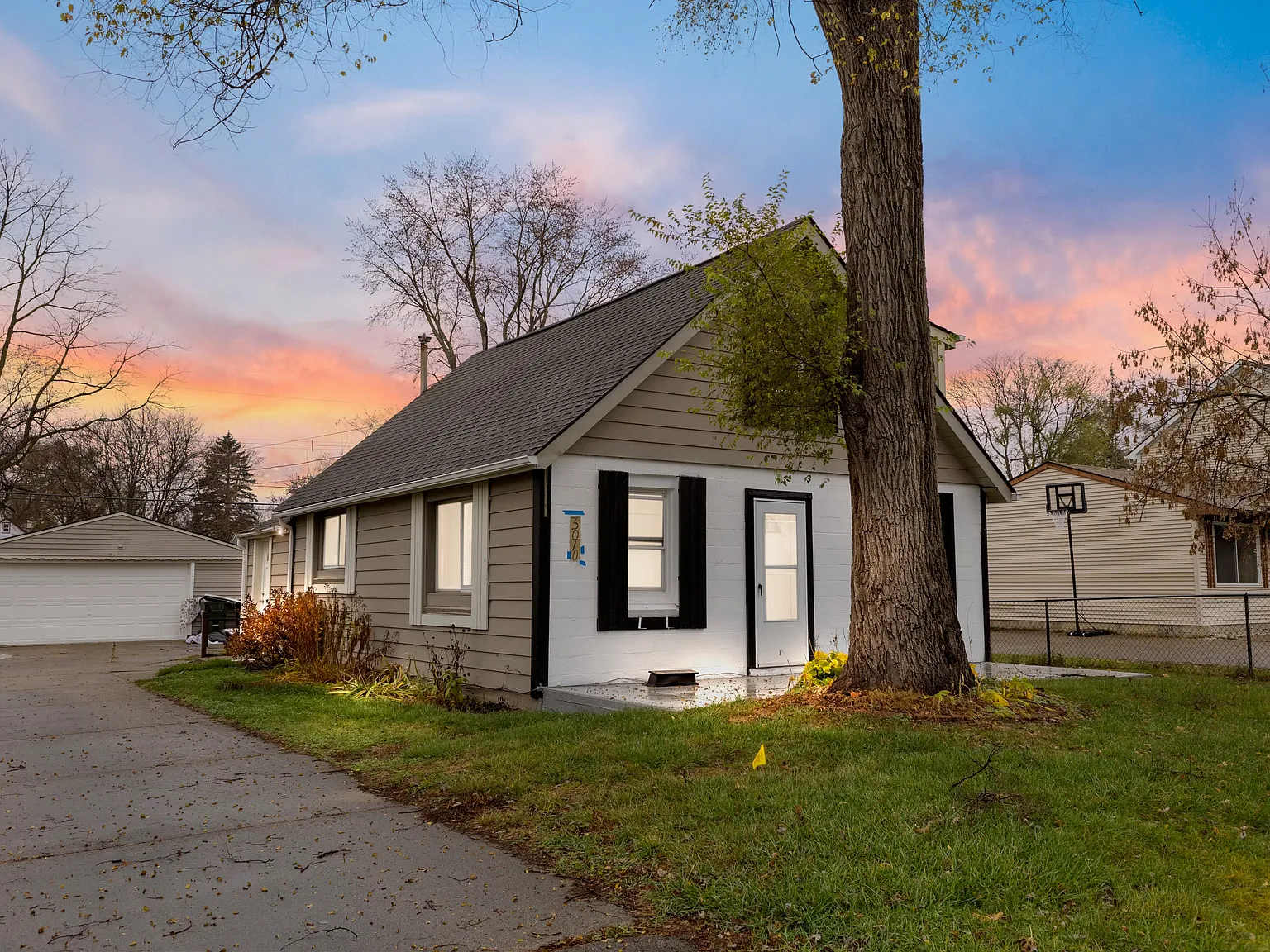 3010 Hessel Ave — Photo 3