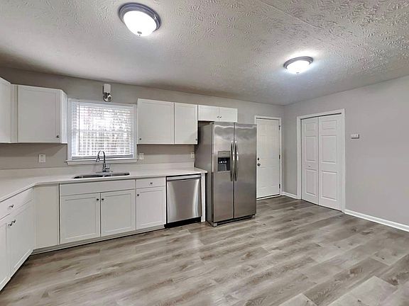 5th image of 301 E Country Woods Dr