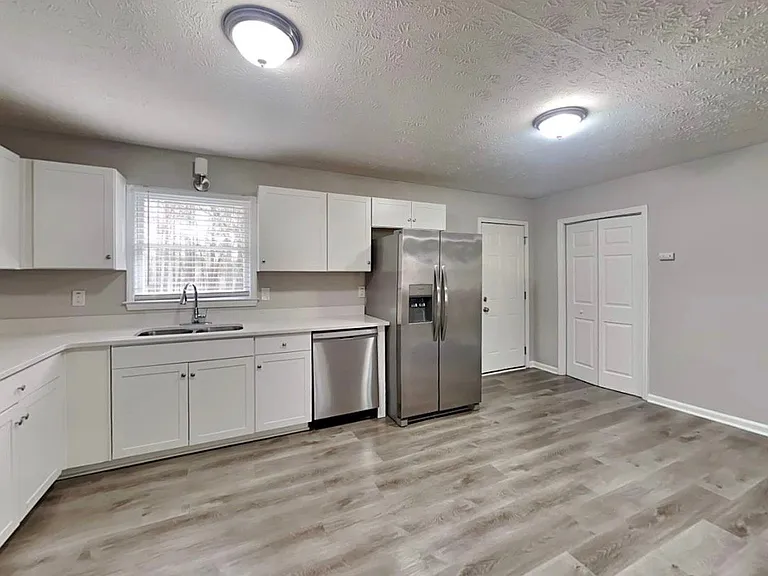 301 E Country Woods Dr — Photo 5