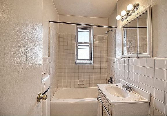 5th image of 2630 Kingsbridge Ter APT 3Y