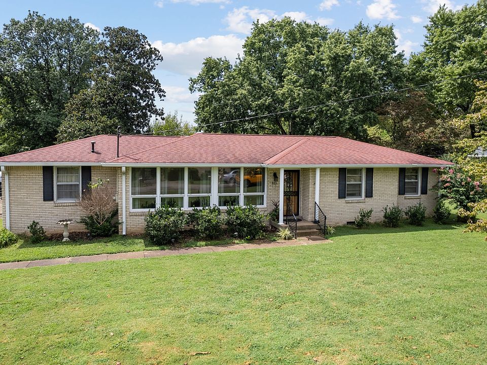 1st image of 913 Crownhill Dr