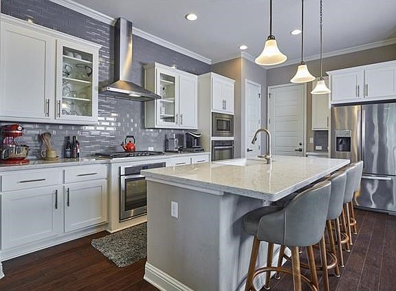 3rd image of 6820 Vitruvius Dr