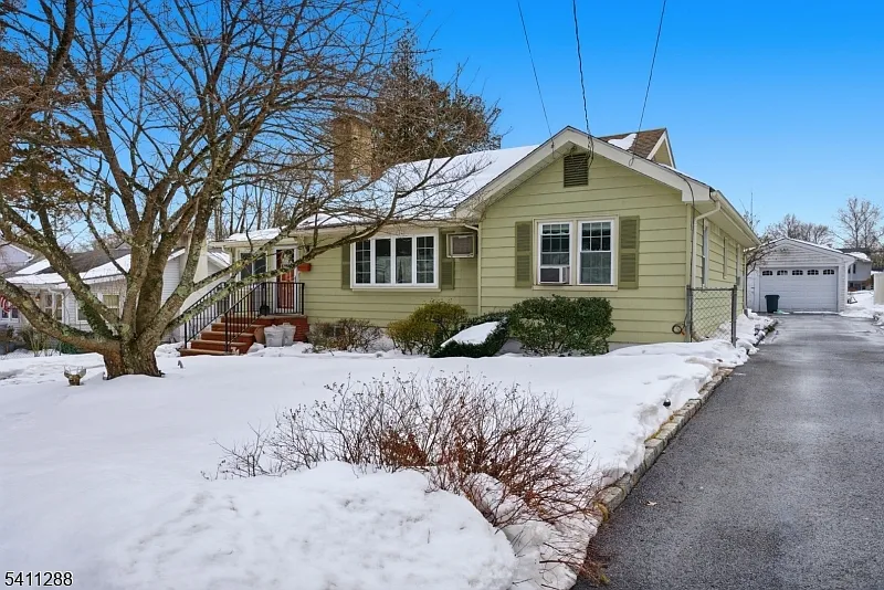 13 Iroquois Ave photo 1