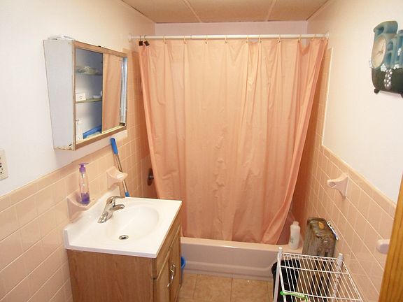2nd image of 144 Woodbine St