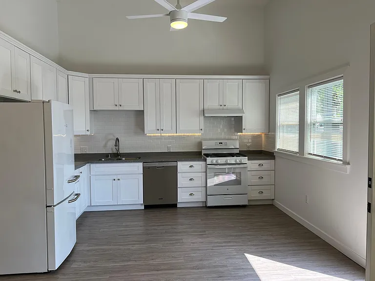 2587 University Ave #4 — Photo 3