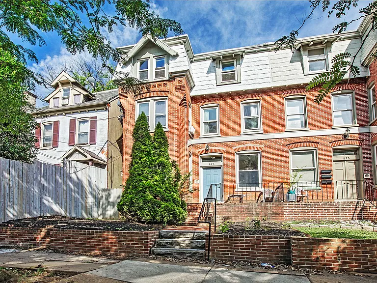823 N Jackson St — Photo 1