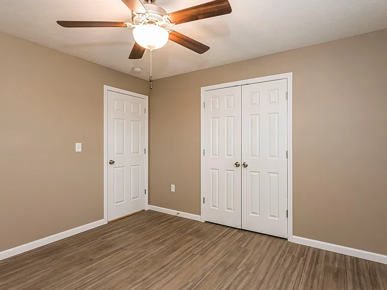 Greenbrier Apartments — Photo 38
