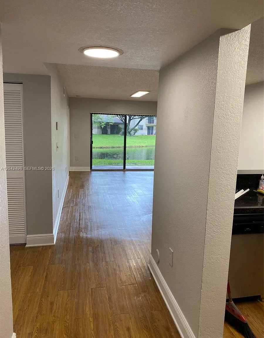 Villas De Venezia Condo — Photo 1