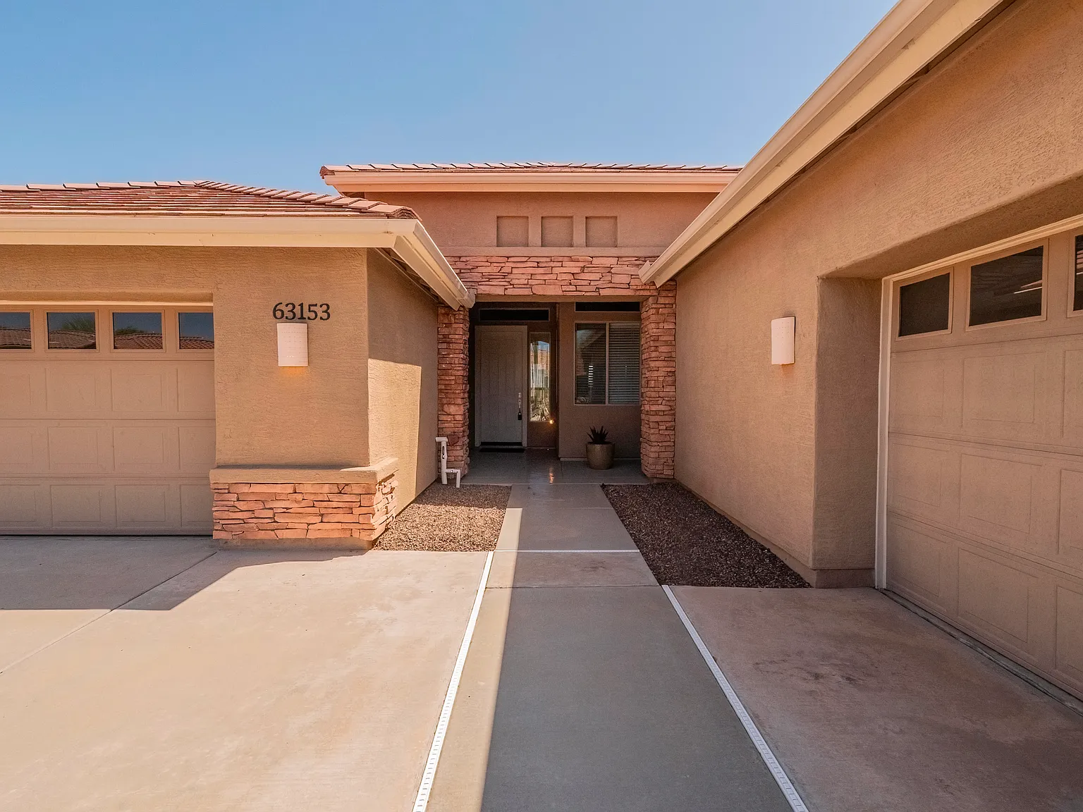 3 bed, 2200 sqft, $2,500 — Photo 2