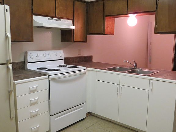 Kitchen. The wall is NOT pink :)