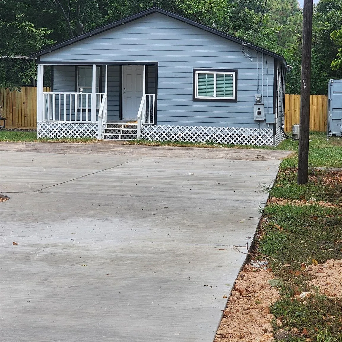 3 bed, 1.0 bath, 876 sqft, $1,595 — Photo 1